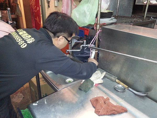 廚房針對出沒地帶點擊蟑螂餌劑