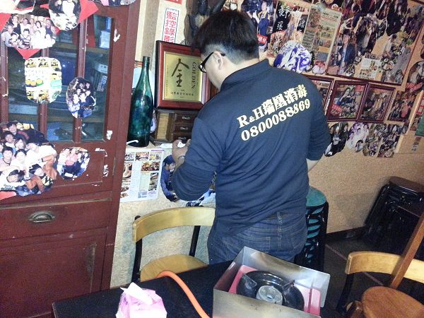 針對外場用餐區域角落點擊蟑螂餌劑